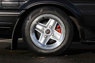 3万5000ポンド〜4万5000ポンド（約740万円〜約950万円）で現在も販売中のトヨタ「カローラ レビン」（C）iconicauctioneers