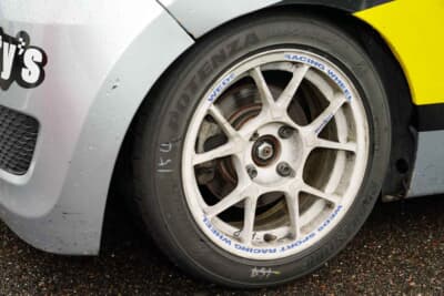 ダイハツ ミラ：タイヤは1クラスと2クラスでワンメイク状態のポテンザRE-71RS。サイズは165/55-14