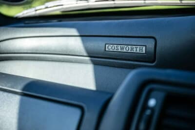 10万ポンド～12万ポンド（邦貨換算約202万円〜242万円で現在も販売中のフォード「エスコートRSコスワース」（C）iconicauctioneers