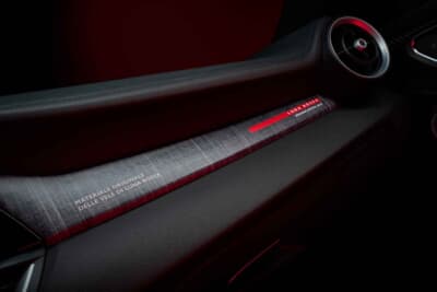 アルファロメオ ジュリア クアドリフォリオ ルナ・ロッサ：ダッシュボードにもルナ・ロッサの歴史を持ち込んで特別感を強調