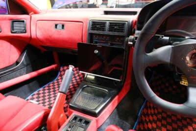 マツダ RX-7:センターコンソールには令和のクルマらしく大型ディスプレイモニターをセット。シフトレスになっている点にも注目!!