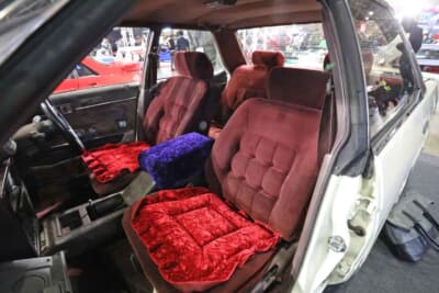 トヨタ GX71 マークII：純正シートは日焼けによる色抜けが激しかったため、「染めQ」を使って復活させた