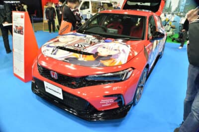 『ウマ娘 シンデレラグレイ』×オートバックス:人気のアニメ「ウマ娘 シンデレラグレイ」とオートバックスとのコラボで製作された、インパクトの大きいルックスの「CIVIC TYPE R」のラッピングカーも来場者の注目を集めていた