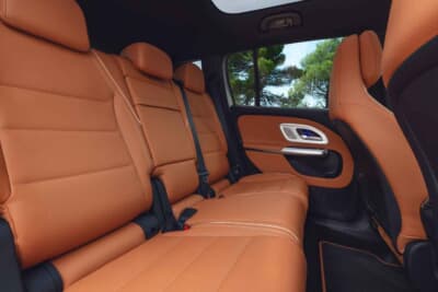 新型GLB：2列目シートの座り心地は、レッグルームの拡大と太ももまわりのサポートの強化により、大幅に向上