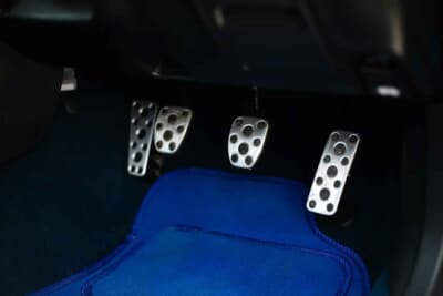 3万2000ポンド〜3万8000ポンド(邦貨換算約674万円〜801万円)で現在も販売中のスバル「インプレッサ WRX STI」(C)iconicauctioneers