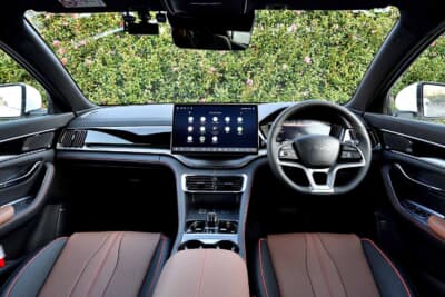 sealion6：中央に15.6インチモニターを配する