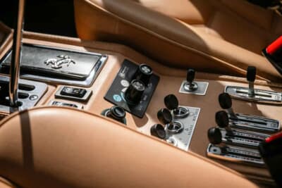 8万5000ポンド～9万5000ポンド（邦貨換算約1770万円〜1980万円）で現在も販売中のフェラーリ「208GTBターボ」（C）iconicauctioneers