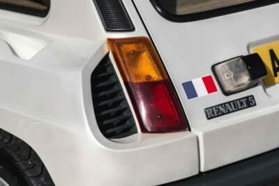 8万8875英ポンド（邦貨換算約1850万円）で現在も販売中のルノー「5ターボ2」（C）iconicauctioneers