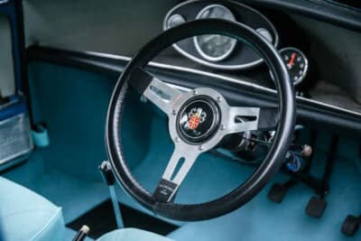 1万7438英ポンド（邦貨換算約362万円）で落札されたオースティン「ミニ クーパー マークII」（C）iconicauctioneers