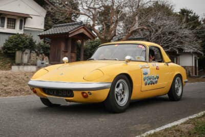 コース途中の分岐点にある道祖神と祠が、ロータス・エランを見守る