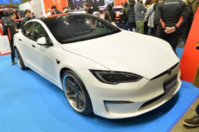 スーパーオートバックスKOBE TESLA Mod:印象的なマットホワイト仕上げで、オリジナル企画の鍛造ホイールも装着されていた