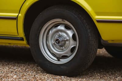 2万〜2万5000ポンド（約420万0000円〜526万0000円）で現在も販売中のトヨタ「カリーナ」（C）iconicauctioneers