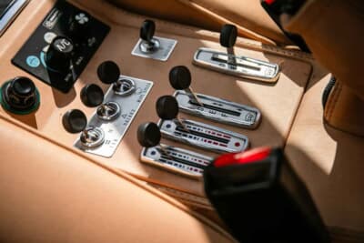 8万5000ポンド～9万5000ポンド（邦貨換算約1770万円〜1980万円）で現在も販売中のフェラーリ「208GTBターボ」（C）iconicauctioneers