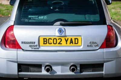 3万7083英ポンド（邦貨換算約約783万円）で落札されたルノー「スポール クリオV6」（C）iconicauctioneers