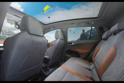 フォルクスワーゲンID.4:車内全体に広がる開放的なパノラマガラスサンルーフをはじめ、心地よさを提供するキャビン