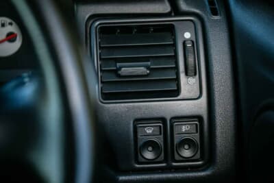 10万ポンド～12万ポンド（邦貨換算約202万円〜242万円で現在も販売中のフォード「エスコートRSコスワース」（C）iconicauctioneers