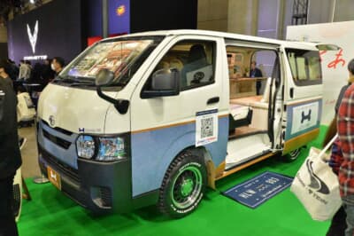 スーパーオートバックスかしわ沼南Wonder AR:ベース車両にはハイエースを採用し、取りまわしに優れた5ナンバーサイズながら、室内空間を最大限に活用したレイアウトが特徴。車内にはエアコンやテレビといった快適装備に加え、ペット用の専用装備も備えられており、実用性の高いパッケージに仕上げられていた