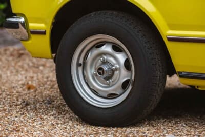 2万〜2万5000ポンド（約420万0000円〜526万0000円）で現在も販売中のトヨタ「カリーナ」（C）iconicauctioneers