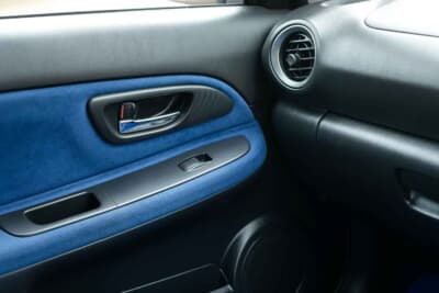 3万2000ポンド〜3万8000ポンド(邦貨換算約674万円〜801万円)で現在も販売中のスバル「インプレッサ WRX STI」(C)iconicauctioneers