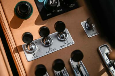 8万5000ポンド～9万5000ポンド（邦貨換算約1770万円〜1980万円）で現在も販売中のフェラーリ「208GTBターボ」（C）iconicauctioneers