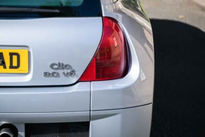 3万7083英ポンド（邦貨換算約約783万円）で落札されたルノー「スポール クリオV6」（C）iconicauctioneers