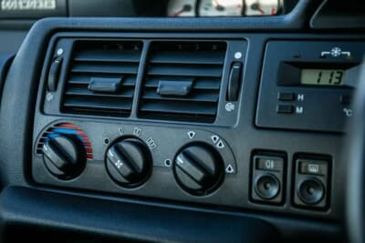 10万ポンド～12万ポンド（邦貨換算約202万円〜242万円で現在も販売中のフォード「エスコートRSコスワース」（C）iconicauctioneers