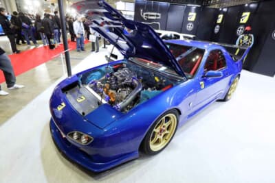 マツダ RX-7:外装はワイドボディだけでなく、フロントエアインテークやFD3Sマーカーなど、ロータリー乗りに刺さるデザインに注目したい