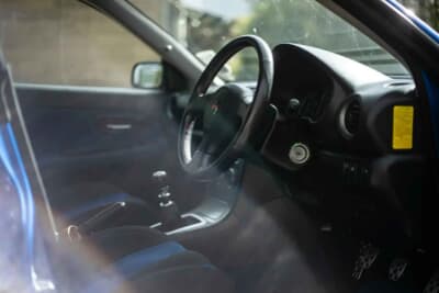 3万2000ポンド〜3万8000ポンド(邦貨換算約674万円〜801万円)で現在も販売中のスバル「インプレッサ WRX STI」(C)iconicauctioneers