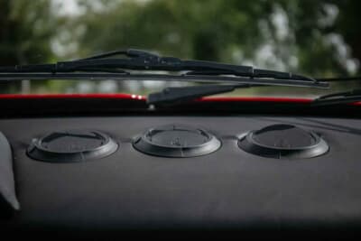 8万5000ポンド～9万5000ポンド（邦貨換算約1770万円〜1980万円）で現在も販売中のフェラーリ「208GTBターボ」（C）iconicauctioneers