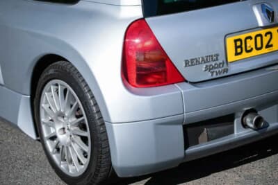 3万7083英ポンド（邦貨換算約約783万円）で落札されたルノー「スポール クリオV6」（C）iconicauctioneers
