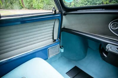 1万7438英ポンド（邦貨換算約362万円）で落札されたオースティン「ミニ クーパー マークII」（C）iconicauctioneers