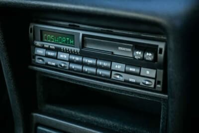 10万ポンド～12万ポンド（邦貨換算約202万円〜242万円で現在も販売中のフォード「エスコートRSコスワース」（C）iconicauctioneers