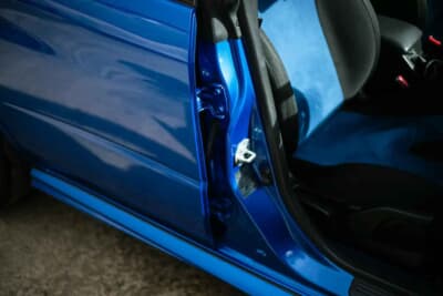 3万2000ポンド〜3万8000ポンド(邦貨換算約674万円〜801万円)で現在も販売中のスバル「インプレッサ WRX STI」(C)iconicauctioneers