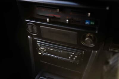 3万5000ポンド〜4万5000ポンド（約740万円〜約950万円）で現在も販売中のトヨタ「カローラ レビン」（C）iconicauctioneers