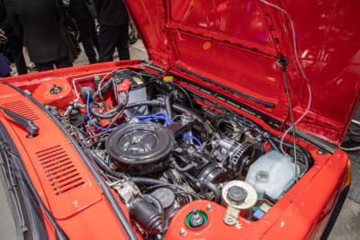 日産マーチ：ハーネス類は引き直し、ホース類も可能な限り交換。エンジンはピカピカに仕上がっている。ボンネットは運転席側から開く