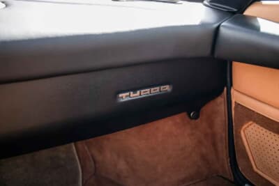 8万5000ポンド～9万5000ポンド（邦貨換算約1770万円〜1980万円）で現在も販売中のフェラーリ「208GTBターボ」（C）iconicauctioneers