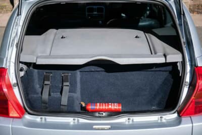 3万7083英ポンド（邦貨換算約約783万円）で落札されたルノー「スポール クリオV6」（C）iconicauctioneers