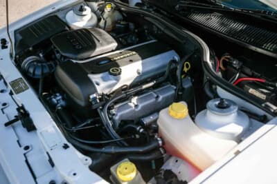 10万ポンド～12万ポンド（邦貨換算約202万円〜242万円で現在も販売中のフォード「エスコートRSコスワース」（C）iconicauctioneers