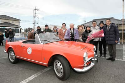 成田市長の小泉一成氏より、代表エントラントへの花束贈呈が行われた