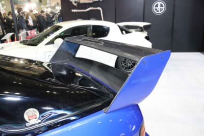 マツダ RX-7:リアはフェラーリF40をモチーフにデザインした大型ウイングをセットする
