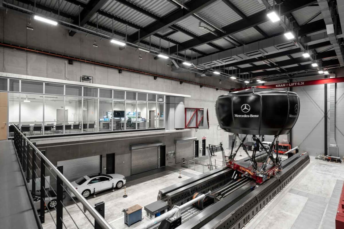 ムービングドライビングシュミレーターは360度スクリーン、高速電気システム、テストセットアップに応じて横方向または縦方向の動きに対応する12mの長さのレールを備え、シュミレーターセルは6つの可動支柱に取り付けられている