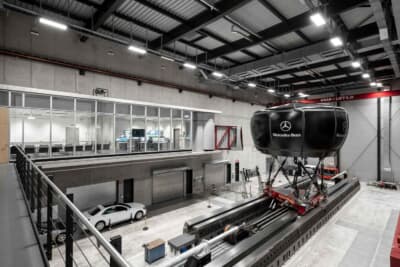 ムービングドライビングシュミレーターは360度スクリーン、高速電気システム、テストセットアップに応じて横方向または縦方向の動きに対応する12mの長さのレールを備え、シュミレーターセルは6つの可動支柱に取り付けられている