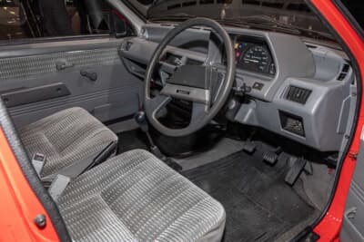 日産マーチ：純正インテリアを磨いたり掃除したりして、きれいに仕上げた