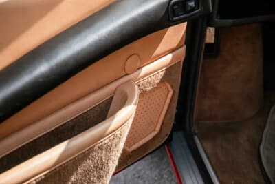 8万5000ポンド～9万5000ポンド（邦貨換算約1770万円〜1980万円）で現在も販売中のフェラーリ「208GTBターボ」（C）iconicauctioneers