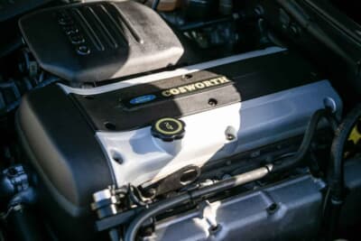 10万ポンド～12万ポンド（邦貨換算約202万円〜242万円で現在も販売中のフォード「エスコートRSコスワース」（C）iconicauctioneers