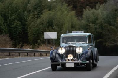 1939年式ベントレー4 1/4リッター・ハイヴィジョン・サルーンを操る若い女性ペアがゴールを目指す