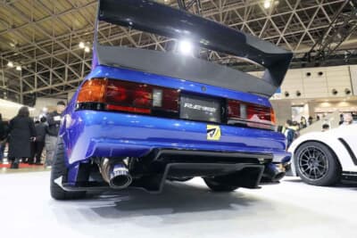 マツダ RX-7:リアはフェラーリF40をモチーフにデザインした大型ウイングをセットする