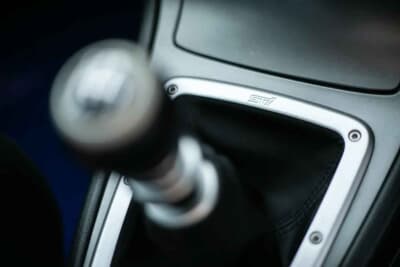 3万2000ポンド〜3万8000ポンド(邦貨換算約674万円〜801万円)で現在も販売中のスバル「インプレッサ WRX STI」(C)iconicauctioneers