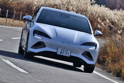 BEVセダンのSEAL（シール）は2025年にマイチェン。写真は後輪駆動車。素直なハンドリングが特徴