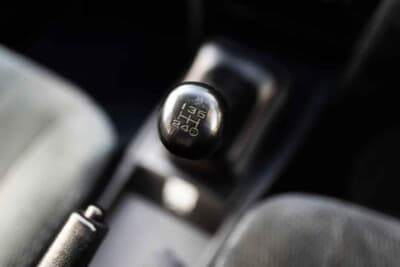 3万5000ポンド〜4万5000ポンド（約740万円〜約950万円）で現在も販売中のトヨタ「カローラ レビン」（C）iconicauctioneers